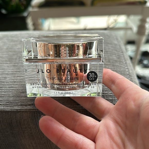 New JLO SPF 30+ That Big Screen face moisturizer - Picture 3 of 7